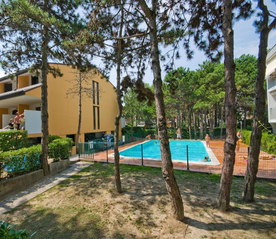 Residence Cinzia Pool Бибионе Екстериор снимка